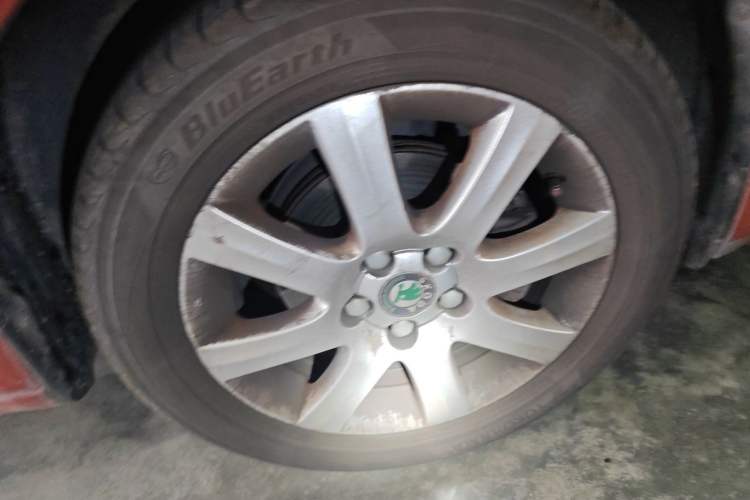 Used Skoda Fabia 2009 1.6L Automatic Crystal Edition Right Front Wheel Hub