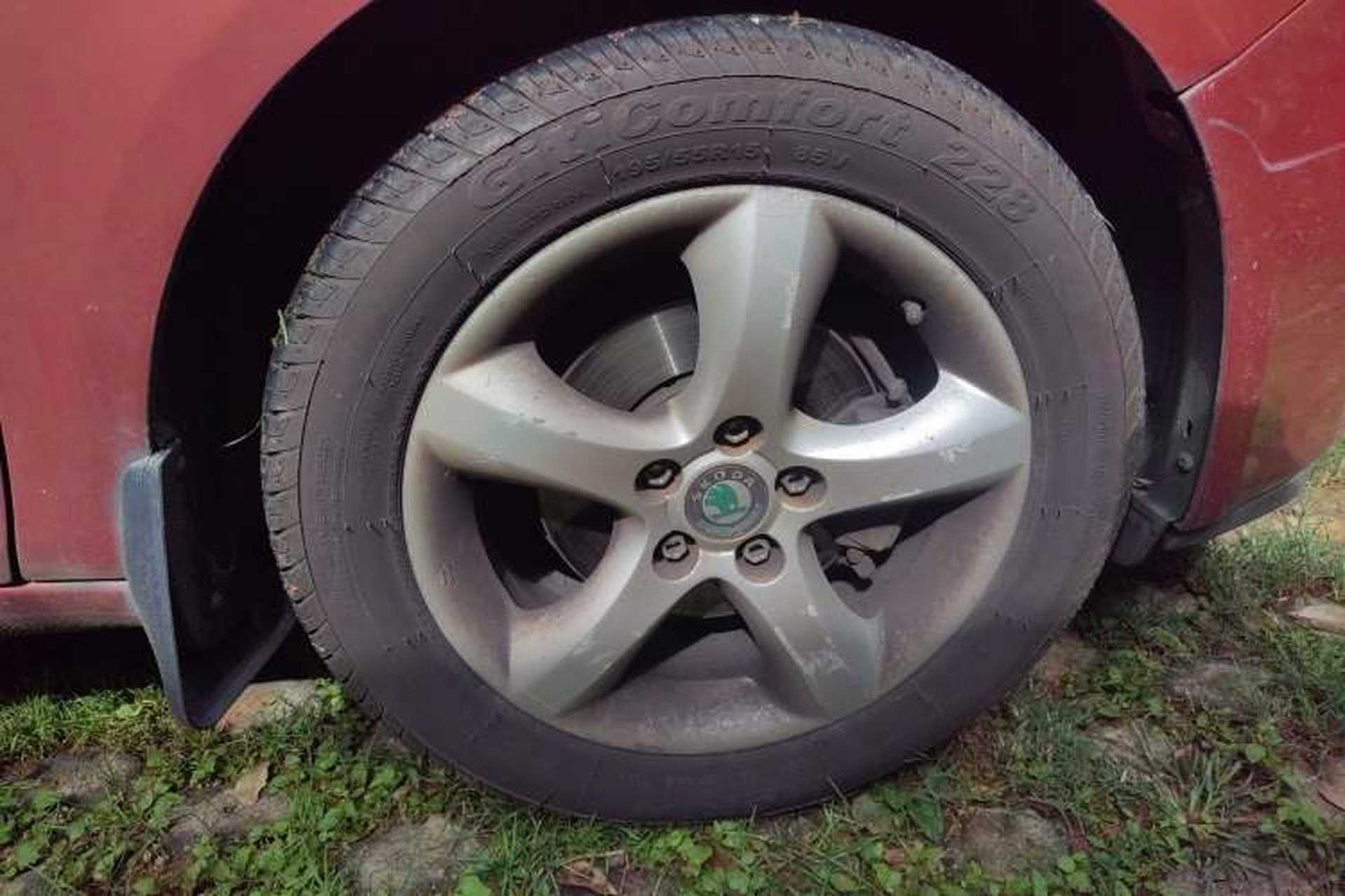 Used Skoda Fabia 2009 1.6L Automatic Crystal Edition Right Front Wheel Hub