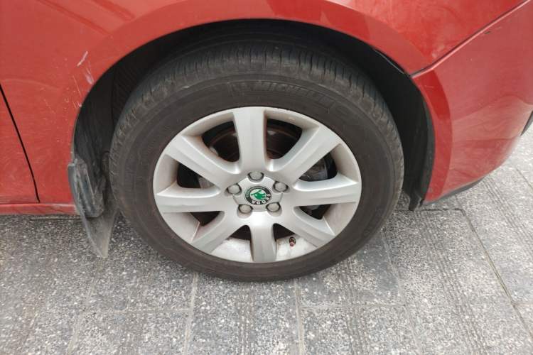 Used Skoda Fabia 2009 1.6L Automatic Crystal Edition Right Front Wheel Hub