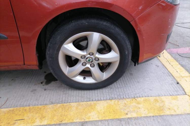 Used Skoda Fabia 2009 1.6L Automatic Crystal Edition Right Front Wheel Hub