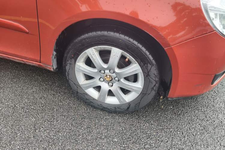 Used Skoda Fabia 2009 1.6L Automatic Crystal Edition Right Front Wheel Hub