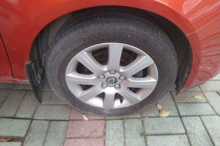 Used Skoda Fabia 2009 1.6L Automatic Crystal Edition Right Front Wheel Hub