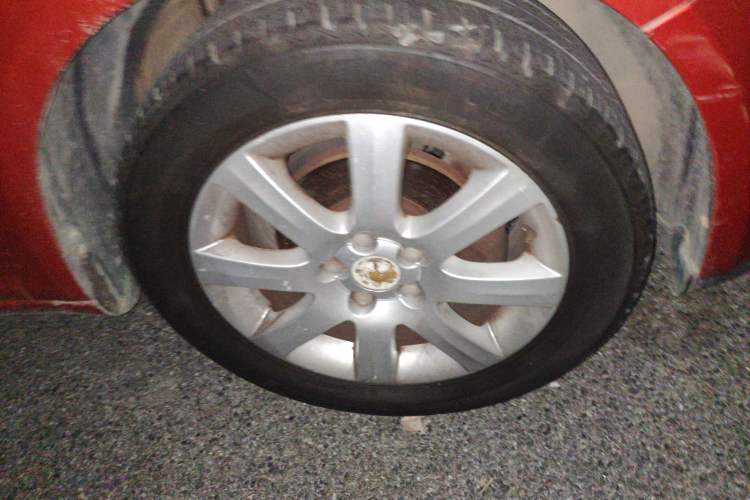Used Skoda Fabia 2009 1.6L Automatic Crystal Edition Right Front Wheel Hub