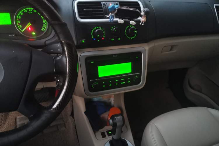 Used Skoda Fabia 2009 1.6L Automatic Crystal Edition Audio And AC Panel