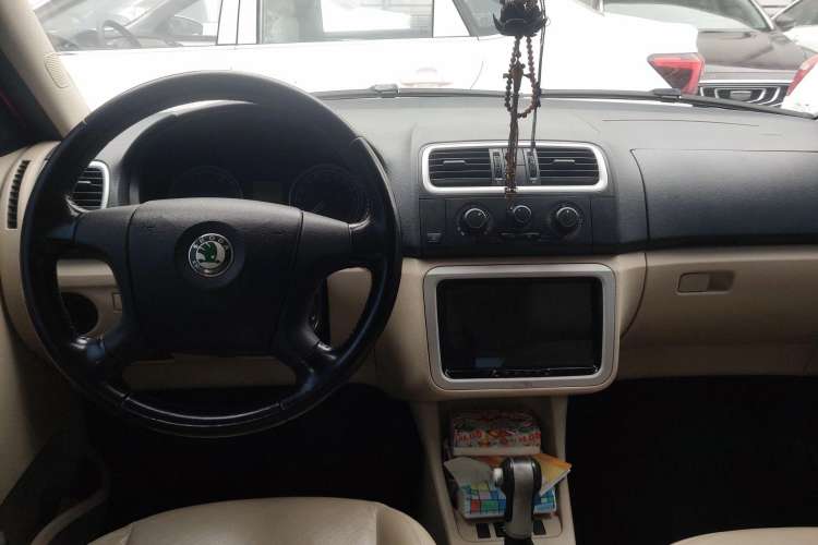 Used Skoda Fabia 2009 1.6L Automatic Crystal Edition Center Console