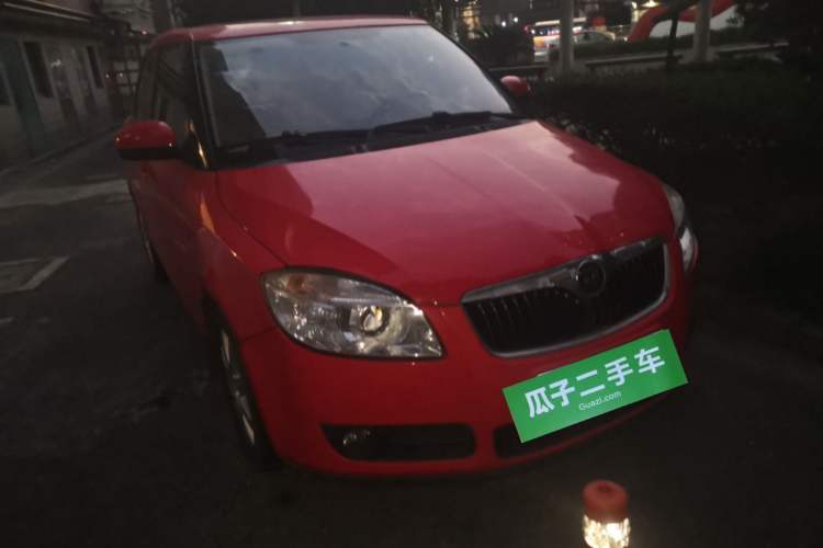 Used Skoda Fabia 2009 1.6L Automatic Crystal Edition Front Right 45 Deg