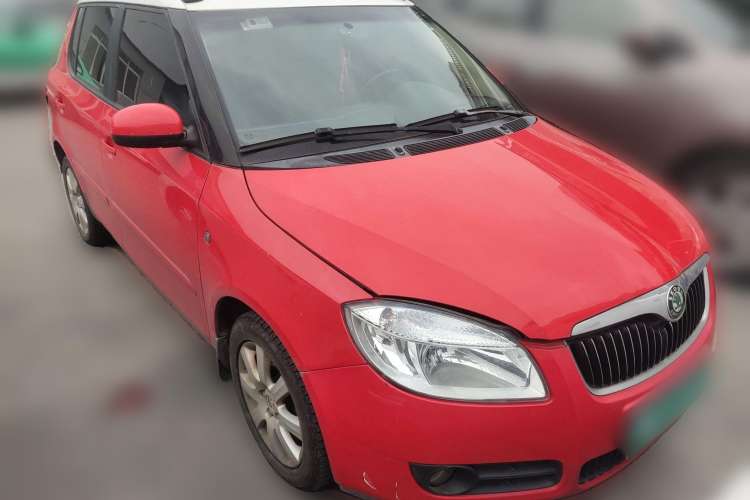 Used Skoda Fabia 2009 1.6L Automatic Crystal Edition Front Right 45 Deg