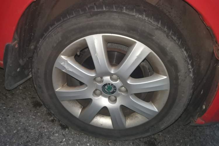 Used Skoda Fabia 2009 1.6L Automatic Crystal Edition Right Front Wheel Hub