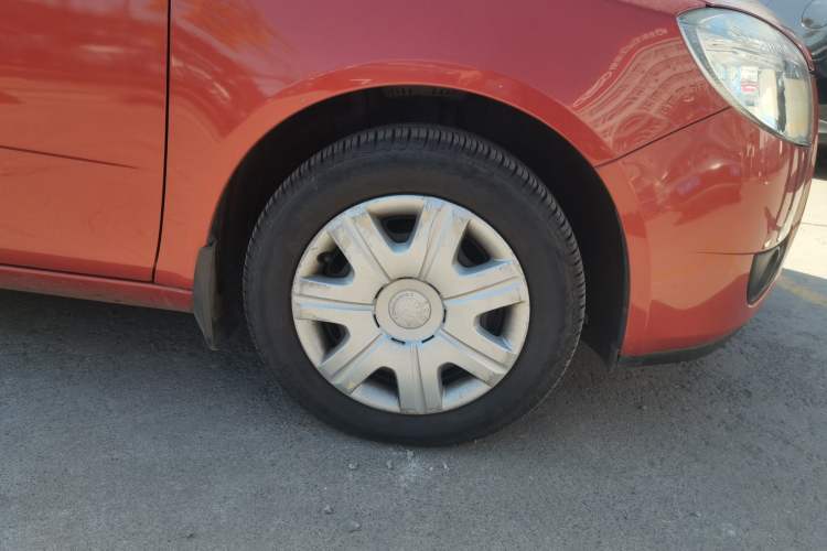 Used Skoda Fabia 2009 1.4L Automatic Crystal Edition Right Front Wheel Hub