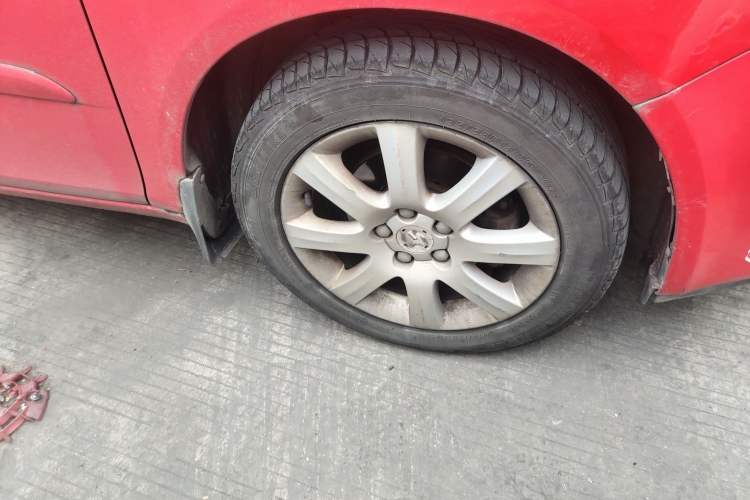 Used Skoda Fabia 2009 1.6L Automatic Crystal Edition Right Front Wheel Hub