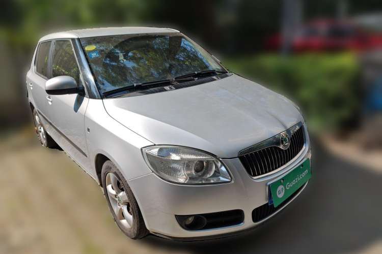 Used Skoda Fabia 2009 1.6L Automatic Crystal Edition Front Right 45 Deg
