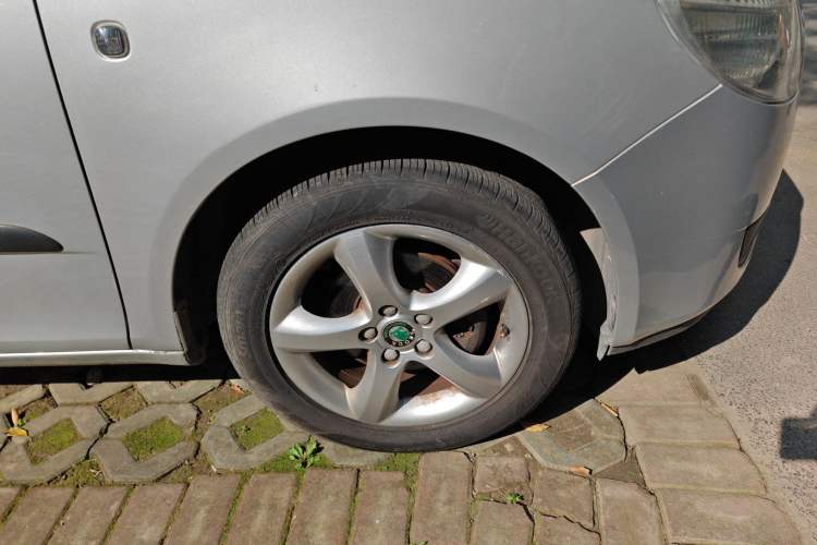 Used Skoda Fabia 2009 1.6L Automatic Crystal Edition Right Front Wheel Hub