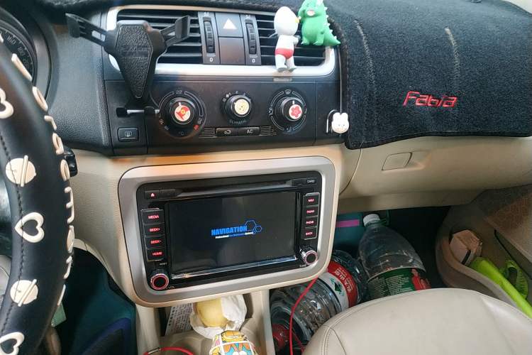 Used Skoda Fabia 2009 1.6L Automatic Crystal Edition Audio And AC Panel