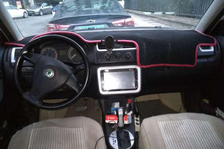 Used Skoda Fabia 2009 1.6L Automatic Crystal Edition Center Console