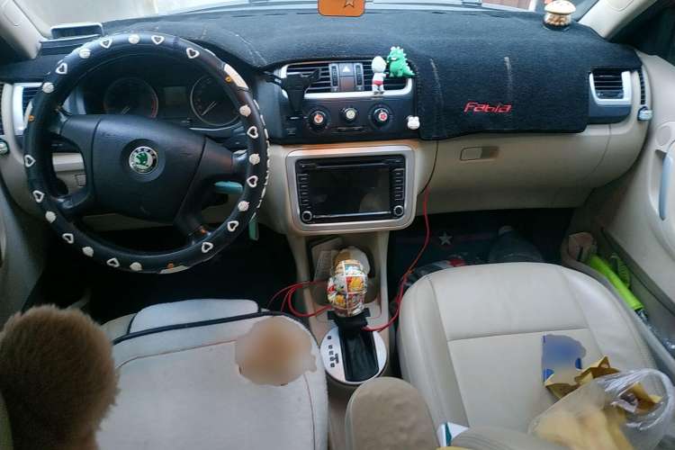 Used Skoda Fabia 2009 1.6L Automatic Crystal Edition Center Console