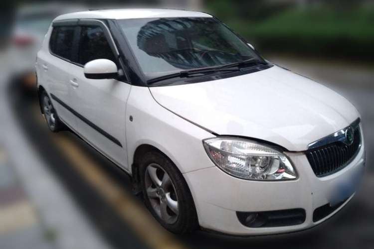 Used Skoda Fabia 2009 1.6L Automatic Crystal Edition Front Right 45 Deg