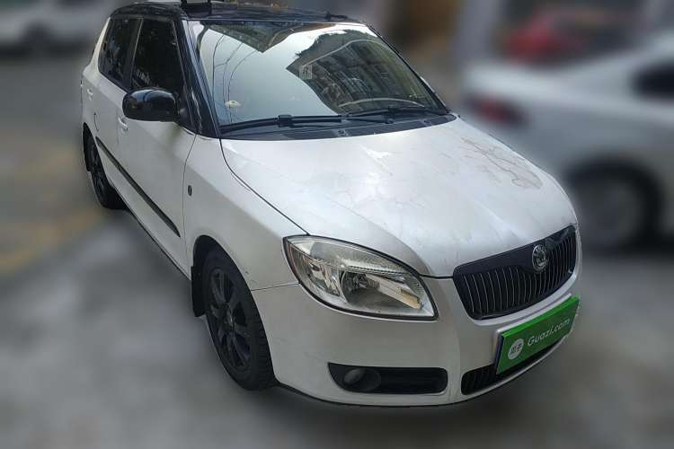 Used Skoda Fabia 2009 1.6L Automatic Crystal Edition Front Right 45 Deg