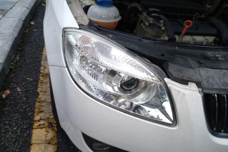 Used Skoda Fabia 2009 1.6L Automatic Crystal Edition Right Front Headlight
