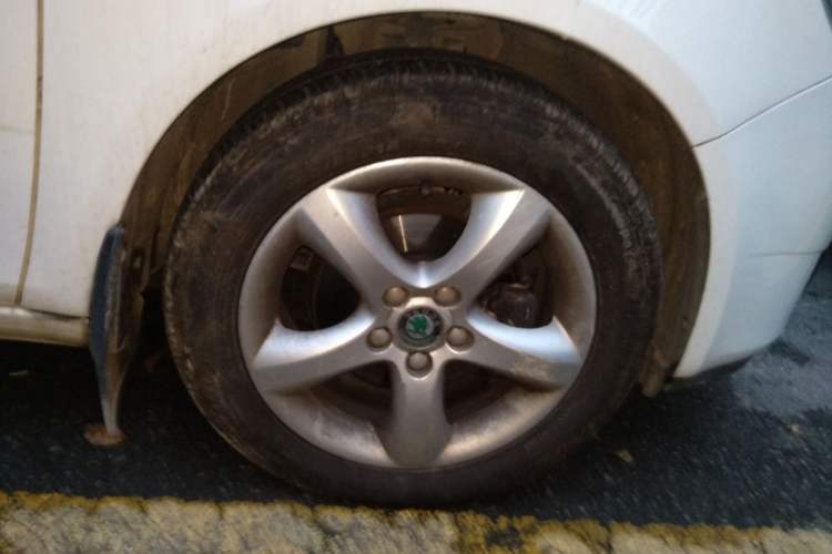 Used Skoda Fabia 2009 1.6L Automatic Crystal Edition Right Front Wheel Hub
