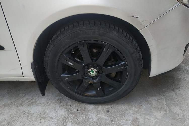 Used Skoda Fabia 2009 1.6L Automatic Crystal Edition Right Front Wheel Hub