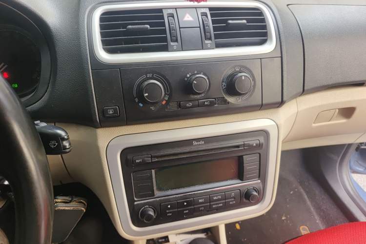 Used Skoda Fabia 2011 1.6L Automatic Crystal Edition Audio And AC Panel