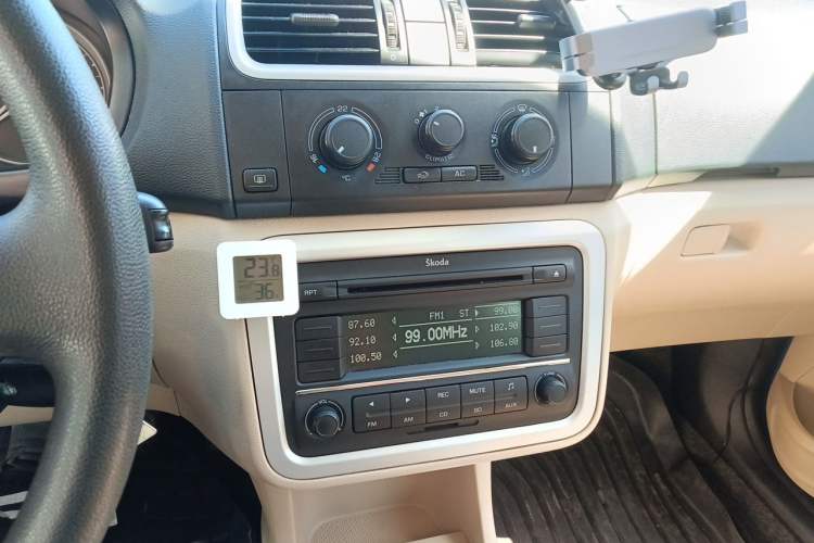 Used Skoda Fabia 2011 1.4L Automatic Crystal Edition Audio And AC Panel