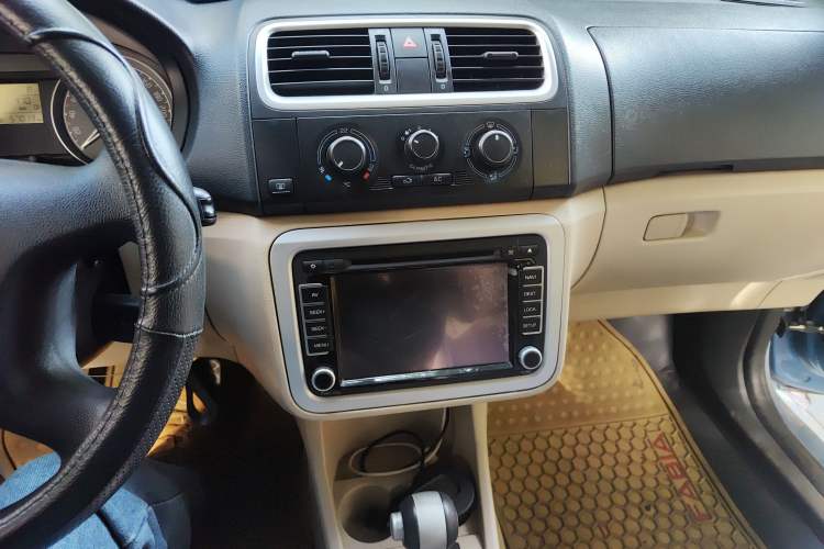 Used Skoda Fabia 2011 1.4L Automatic Crystal Edition Audio And AC Panel