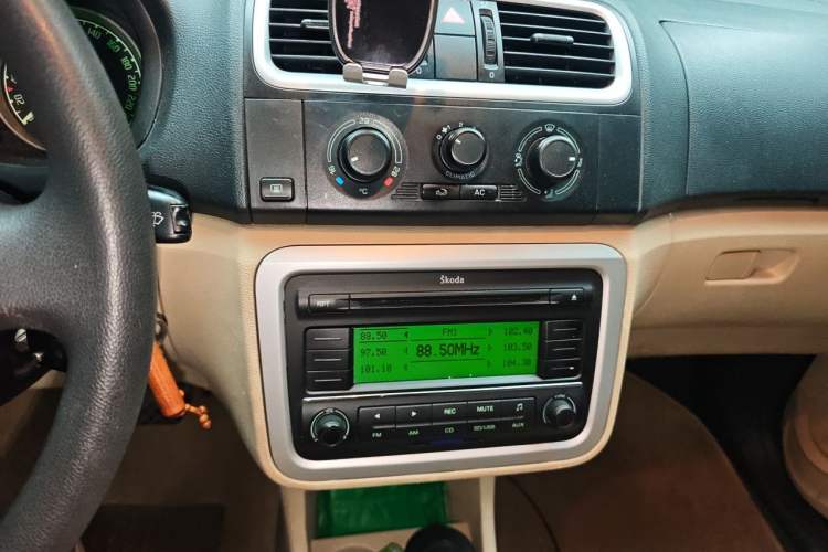 Used Skoda Fabia 2011 1.6L Automatic Crystal Edition Audio And AC Panel