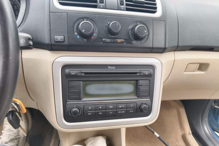 Used Skoda Fabia 2011 1.6L Automatic Crystal Edition Audio And AC Panel