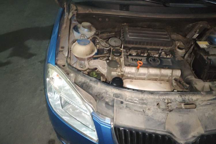 Used Skoda Fabia 2011 1.6L Automatic Crystal Edition Engine Bay Right