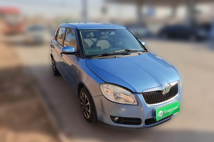 Used Skoda Fabia 2011 1.4L Automatic Crystal Edition Front Right 45 Deg