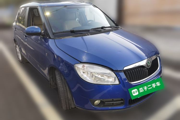 Used Skoda Fabia 2011 1.4L Automatic Crystal Edition Front Right 45 Deg