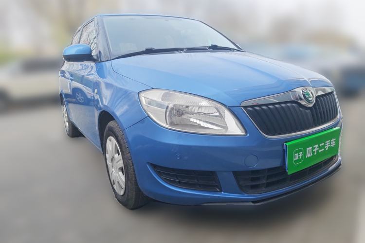Used Skoda Fabia 2011 1.4L Automatic Crystal Edition Front Right 45 Deg