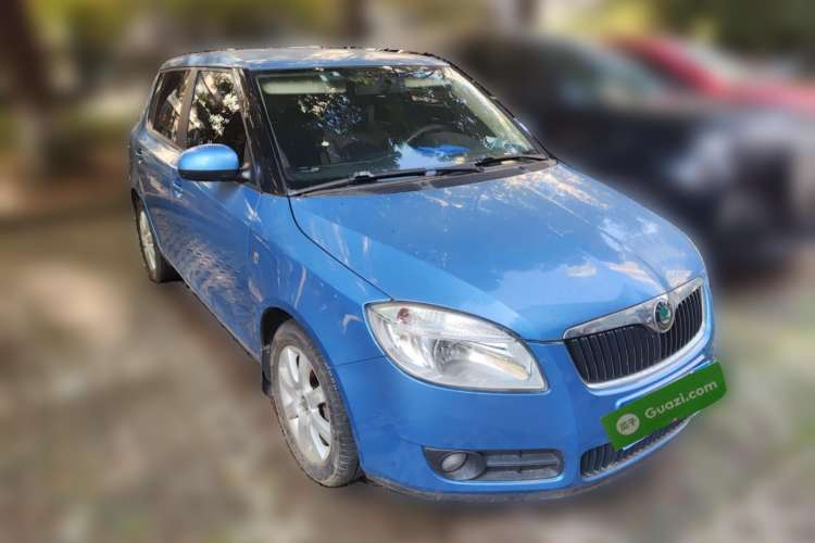 Used Skoda Fabia 2011 1.4L Automatic Crystal Edition Front Right 45 Deg