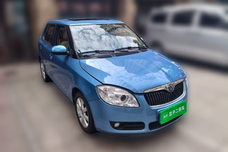Used Skoda Fabia 2011 1.6L Automatic Crystal Edition Front Right 45 Deg