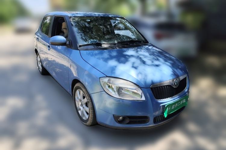 Used Skoda Fabia 2011 1.4L Manual Crystal Edition Front Right 45 Deg