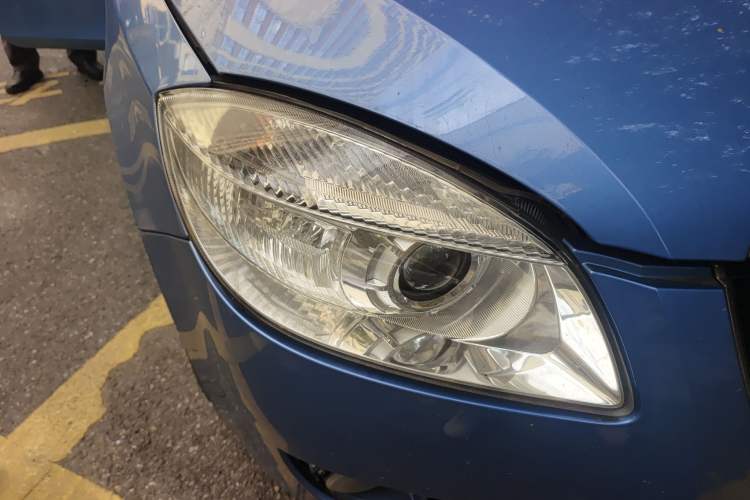 Used Skoda Fabia 2011 1.6L Automatic Crystal Edition Right Front Headlight