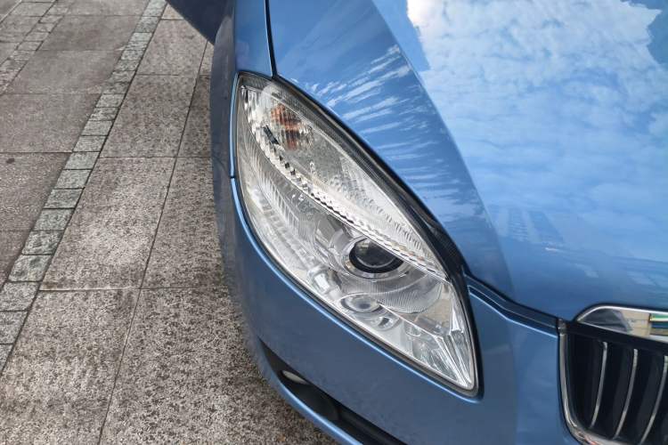 Used Skoda Fabia 2011 1.6L Automatic Crystal Edition Right Front Headlight
