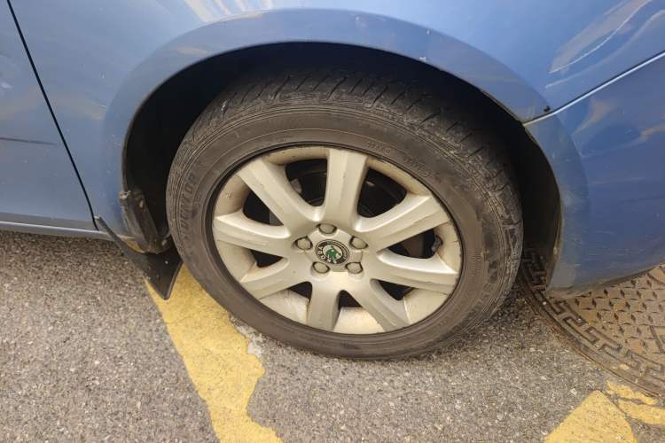 Used Skoda Fabia 2011 1.6L Automatic Crystal Edition Right Front Wheel Hub