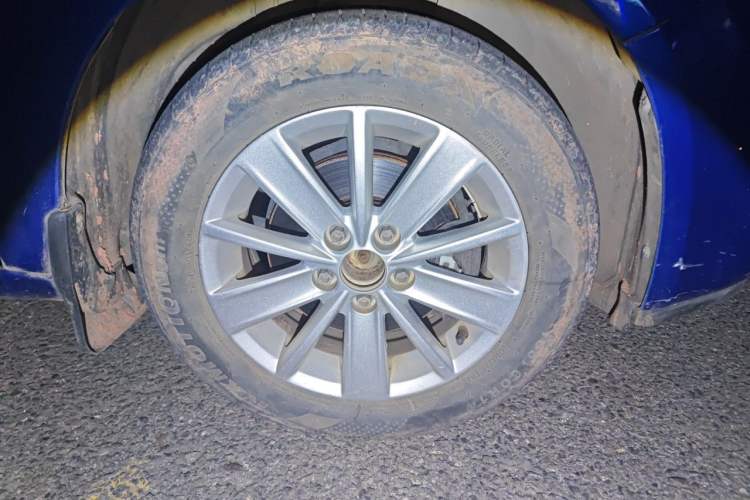 Used Skoda Fabia 2011 1.4L Manual Crystal Edition Right Front Wheel Hub