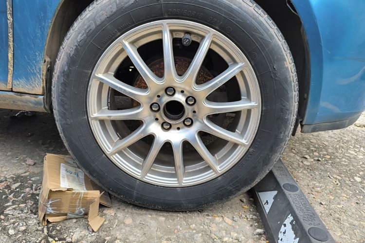 Used Skoda Fabia 2011 1.4L Manual Crystal Edition Right Front Wheel Hub