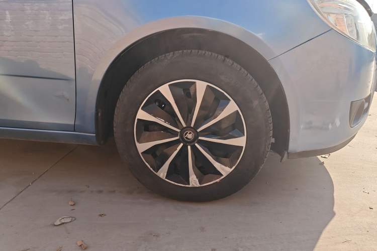 Used Skoda Fabia 2011 1.4L Automatic Crystal Edition Right Front Wheel Hub