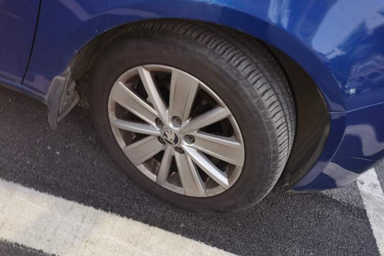 Used Skoda Fabia 2011 1.4L Automatic Crystal Edition Right Front Wheel Hub