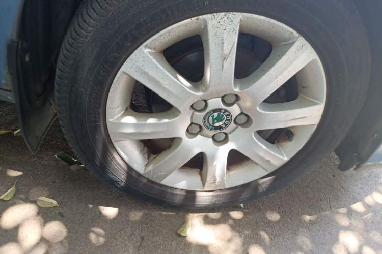 Used Skoda Fabia 2011 1.6L Automatic Crystal Edition Right Front Wheel Hub