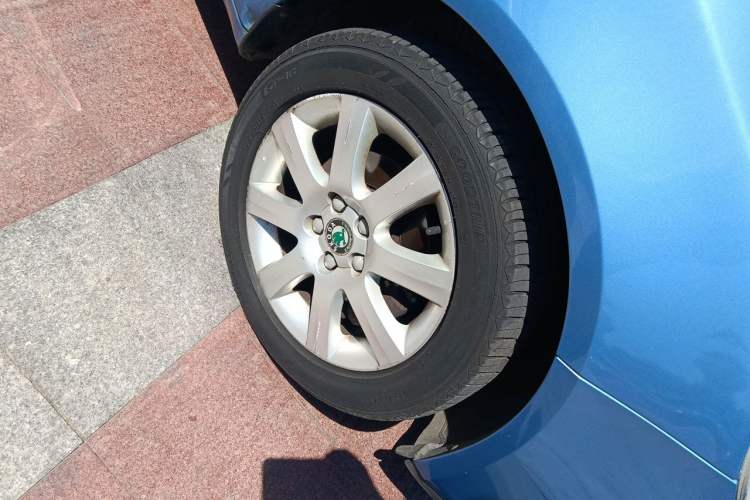 Used Skoda Fabia 2011 1.4L Automatic Crystal Edition Right Front Wheel Hub