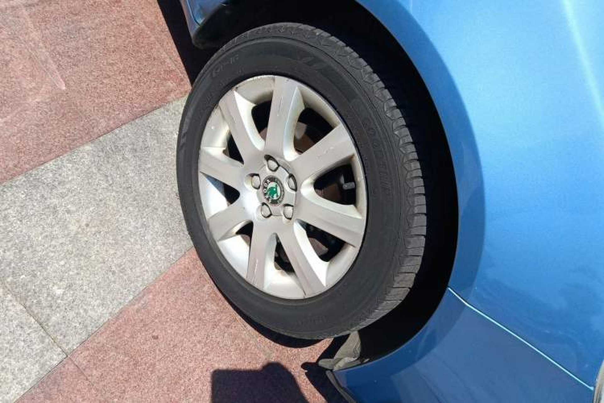 Used Skoda Fabia 2011 1.4L Automatic Crystal Edition Right Front Wheel Hub