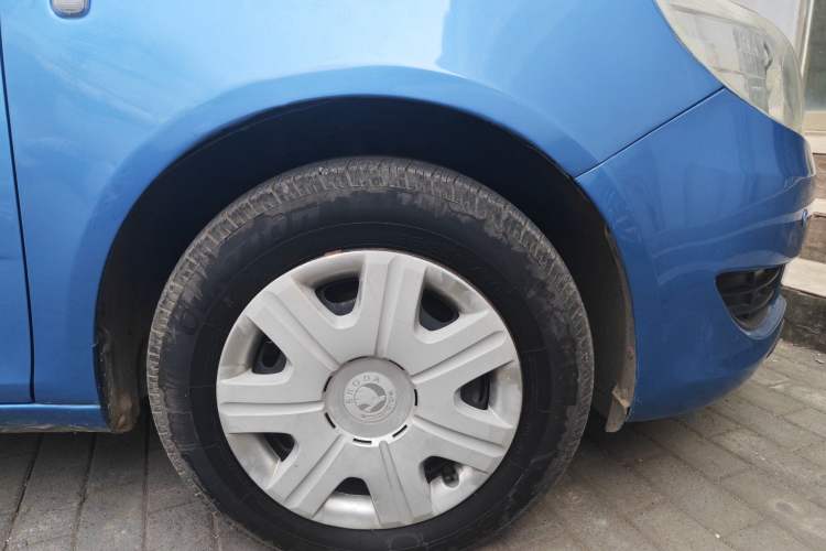 Used Skoda Fabia 2011 1.4L Automatic Crystal Edition Right Front Wheel Hub