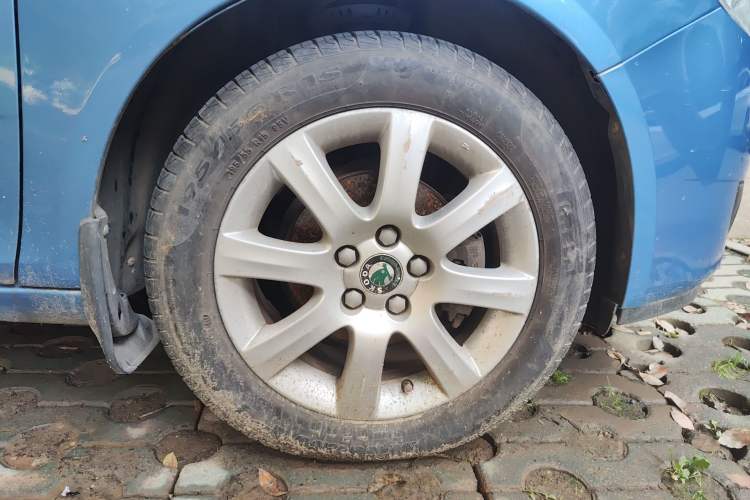 Used Skoda Fabia 2011 1.4L Automatic Crystal Edition Right Front Wheel Hub