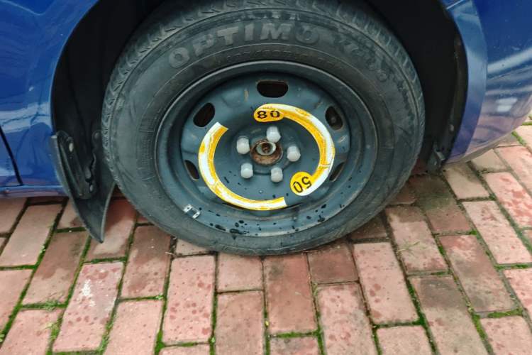 Used Skoda Fabia 2011 1.6L Automatic Crystal Edition Right Front Wheel Hub