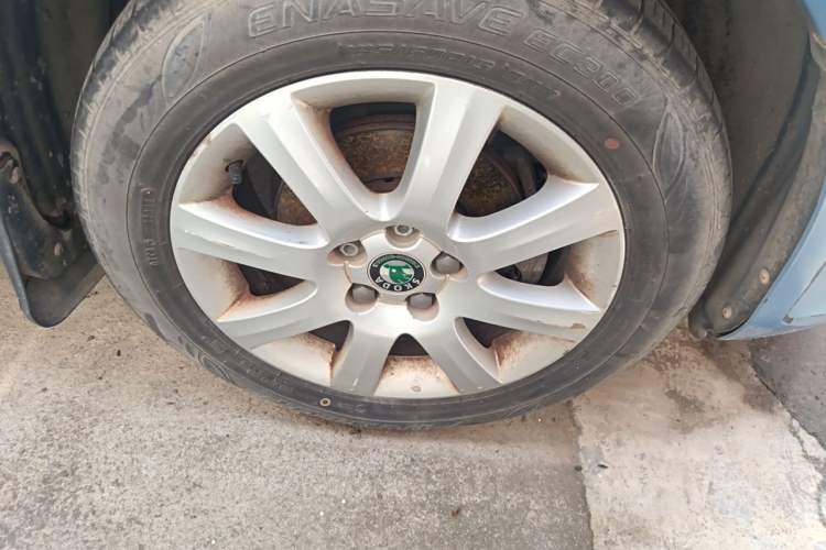 Used Skoda Fabia 2011 1.4L Manual Cool Edition Right Front Wheel Hub